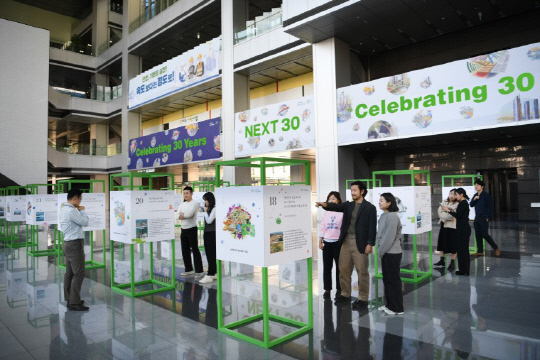 포스코이앤씨 인천송도 사옥 1층 로비에서 열린 '도전의 기록, 혁신의 다짐 전(展)'의 모습. [포스코이앤씨 제공]